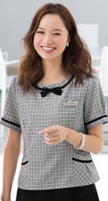 46440 en joie(アンジョア) ストレスフリーな着心地のチェック柄プルオーバーブラウス(ブローチ付) 93-46440