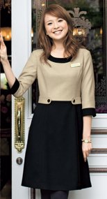 en joie(アンジョア) 61520 大人かわいいラウンドネックの上品なベージュワンピース 無地 93-61520