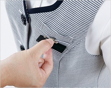 ネームプレートとペンが区別できる名札ポケットと左胸ポケット