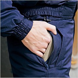 下に履いたパンツのポケットも使えるスルーポケット