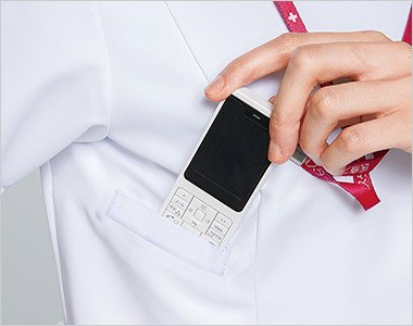 右脇下 PHSの出し入れがしやすいサイズと位置に設けられたポケット