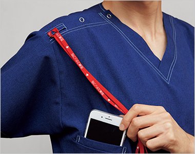 右肩に携帯電話のストラップを結びつけられるループ付きで、首にストラップをかけずに携帯電話を持ち運びできます。