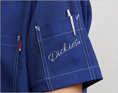 左袖にディッキーズロゴの刺繍付きポケット