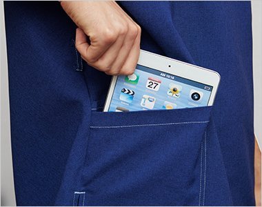 持ち運びに便利なタブレットが入るサイズの左右ポケット付き