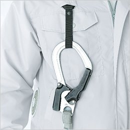 ハーネス部分に取り付け、空調服の表に出すことができる