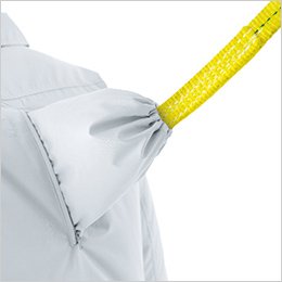 衣服内の空気を逃しにくくしながらランヤードを背中から出すことができる