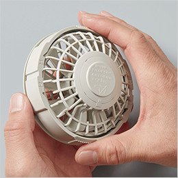 上下のギザギザ部分を中心側に押しながら、周りのリングを外します。