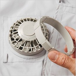 空調服の穴にファンを表側から差し込み、左右にツメ、下にケーブル差込口がくるようにしてください。
