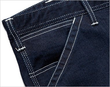 サイドには出し入れしやすい斜めポケット。右側にはコインポケット付き。