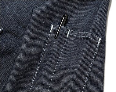 左袖にあるペン挿しポケット