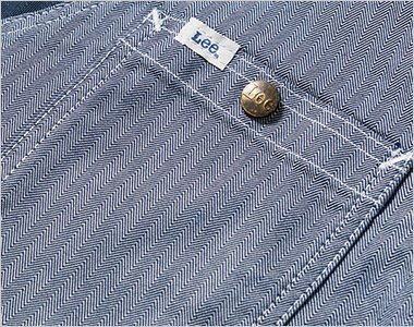 Leeロゴ入りのオリジナルボタンのついた左胸ポケット