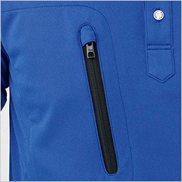 右の縦型ポケットは物の落下をしっかり防ぐファスナー仕様(スライダーキャップ付き)